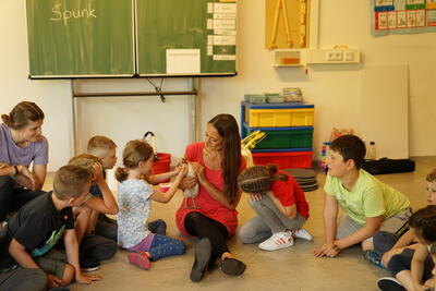 Besonderer Besuch an der Astrid-Lindgren-Grundschule: Radio Dresden und die Morgenmädels bringen Freude und Bildung in die Klassenzimmer!