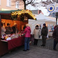 Bild vergrern: Markthtten im Zentrum