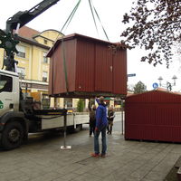 Bild vergrern: Markthtten im Zentrum