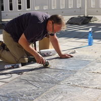 Bild vergrern:    Feinarbeiten am Bodenrelief       