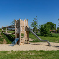 Bild vergrößern: Spielturm mit Hängebrücke, Kletternetz und Rutsche, 2017 neu errichtet