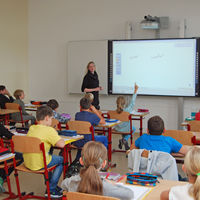Bild vergrößern: Klassenraum mit modernen elektronischer Tafel.