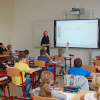 Bild vergrößern: Klassenraum mit modernen elektronischer Tafel.