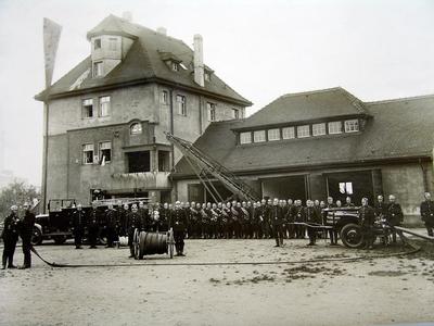 Bild vergrößern: Die Heidenauer Feuerwehr um 1925