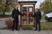 Bild vergrößern: Stadtteilmanager Lutz Michen und Erste Beigeordnete Marion Franz eröffnen den Büchertauschschrank                               