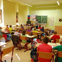 Bild vergrößern: Klassenraum mit herunter gelassenen Rollos
