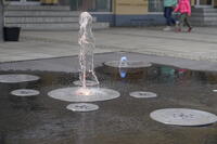 Bild vergrößern: Wasserspiel auf der Ernst-Thälmann-Straße                               