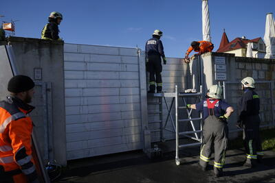 Probeaufbau der mobilen Hochwasserschutzanlagen in Heidenau-Süd
