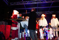 Bild vergrößern: Eröffnung des Heidenauer Weihnachtsmarktes durch den Weihnachtsmann und den Bürgermeister