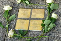 Bild vergrern: Stolpersteine der Familie Reiner an der Bahnhofstrae 10