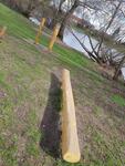 Bild vergrern: Reckstange und Balancierbalken am Spielplatz an der Elbe