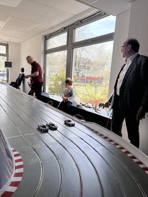 Bild vergrern: Brgermeister Herr Opitz an der Slot-Rennbahn