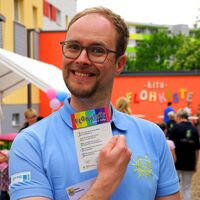 Bild vergrern: Stadtteilmanager Herr Michen verteilt Zettel fr die Kita-Ralley