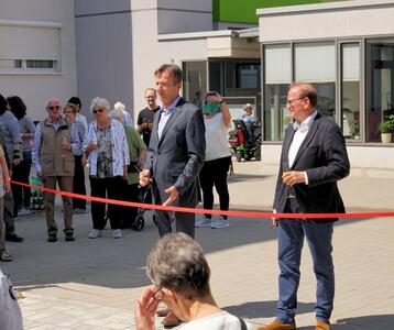 Bild vergrern: Herr Koch und Herr Opitz zerschneiden das rote Band zur Erffnung