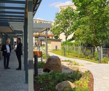 Bild vergrern: Herr Opitz und Herr Koch bei der Besichtigung der Auenanlage mit Springbrunnen