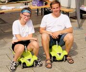 Bild vergrern: Marie und Mike vom Jugendbeirat - bereit fr ein Bobbycar-Duell