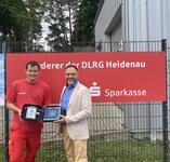 Bild vergrößern: Übergabe des Defibrillators an die DLRG Heidenau