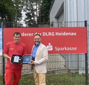 Übergabe eines Defibrillators an die DLRG Heidenau