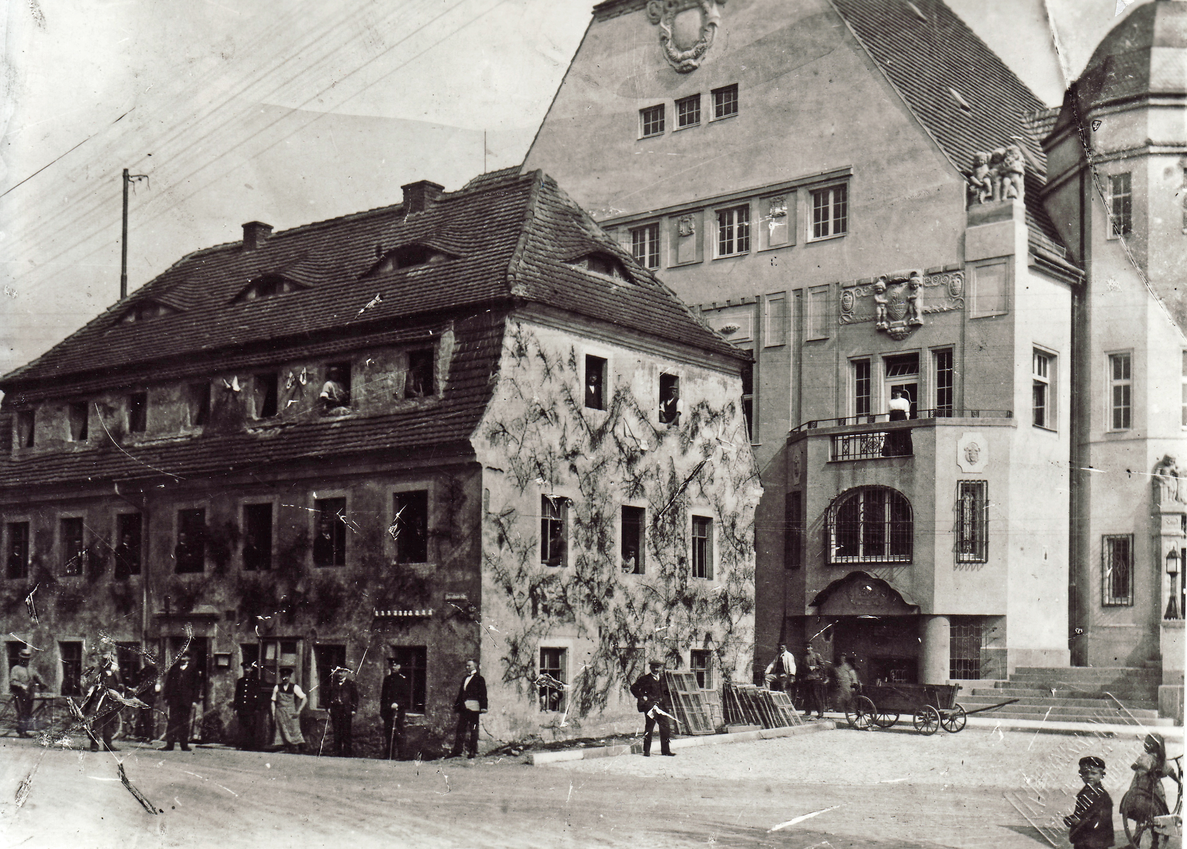Bild vergrößern: Fotografie, Motiv: altes und neues Mügelner Rathaus, 1911, Fotograf: »Rosenkranz Dresden Mügeln Laubegast« (vermutlich Alfred Rosenkranz)
