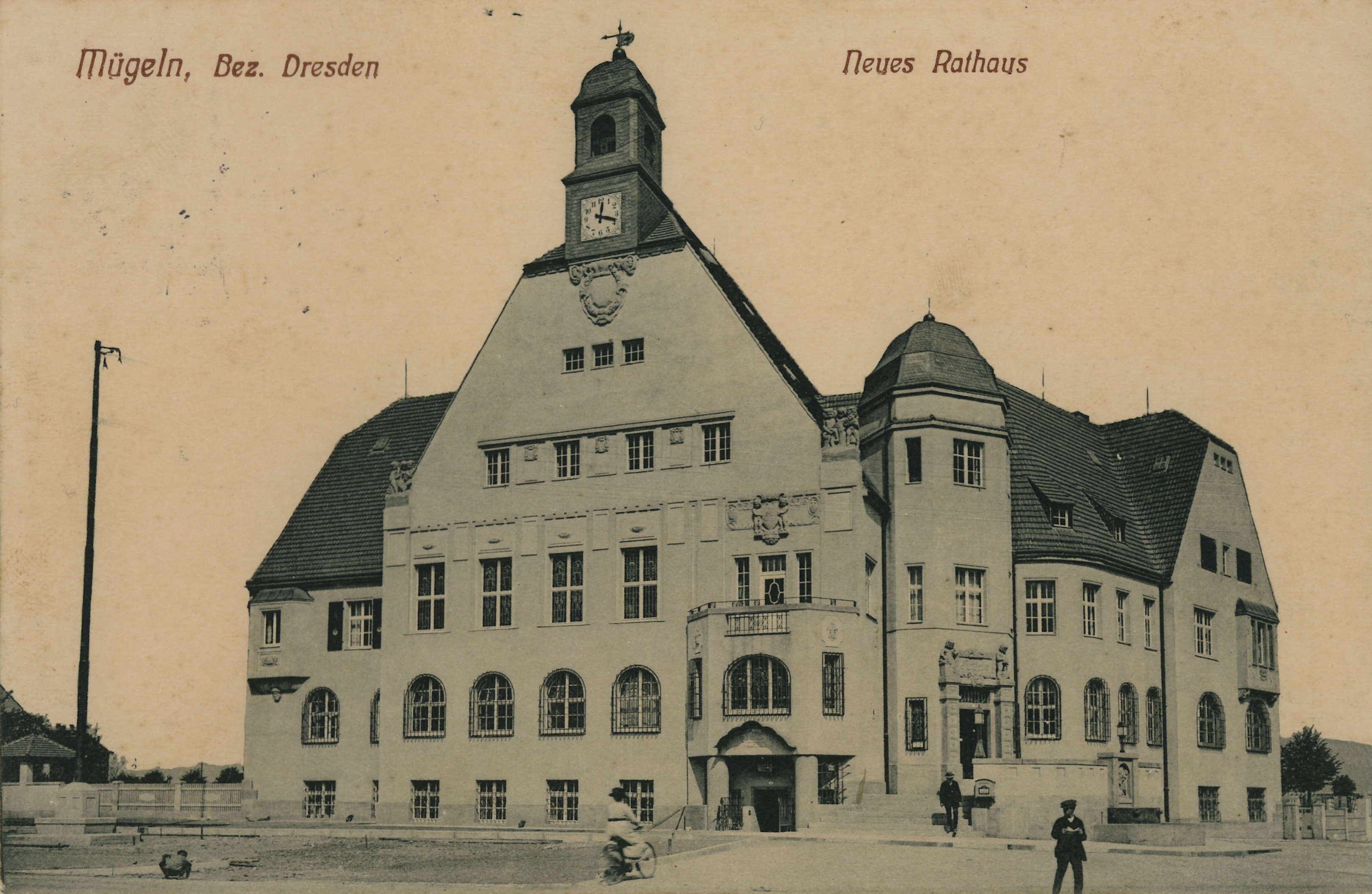 Bild vergrößern: Bildseite einer Ansichtskarte, Motiv: Mügelner Rathaus, um 1913, Fotograf: unbekannt