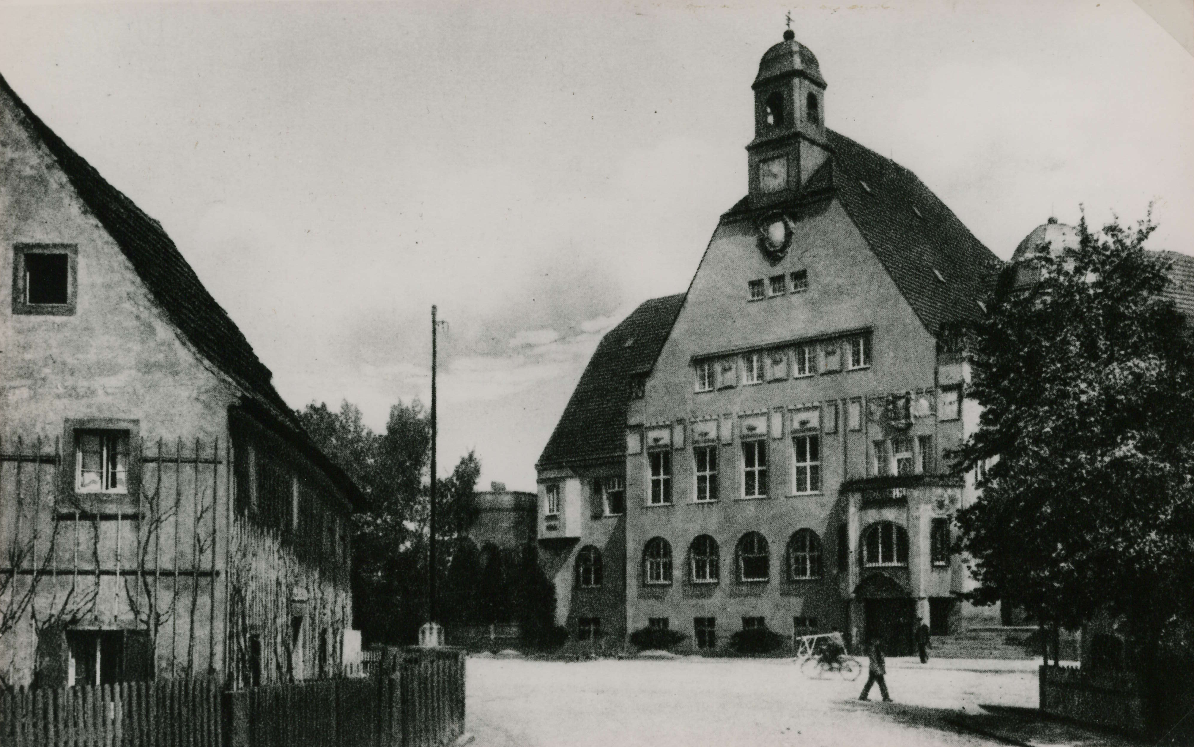Bild vergrößern: Fotografie, Motiv: Dresdner Straße im Bereich des Rathauses in nördliche Richtung, ca. 1925/30, Fotograf: unbekannt