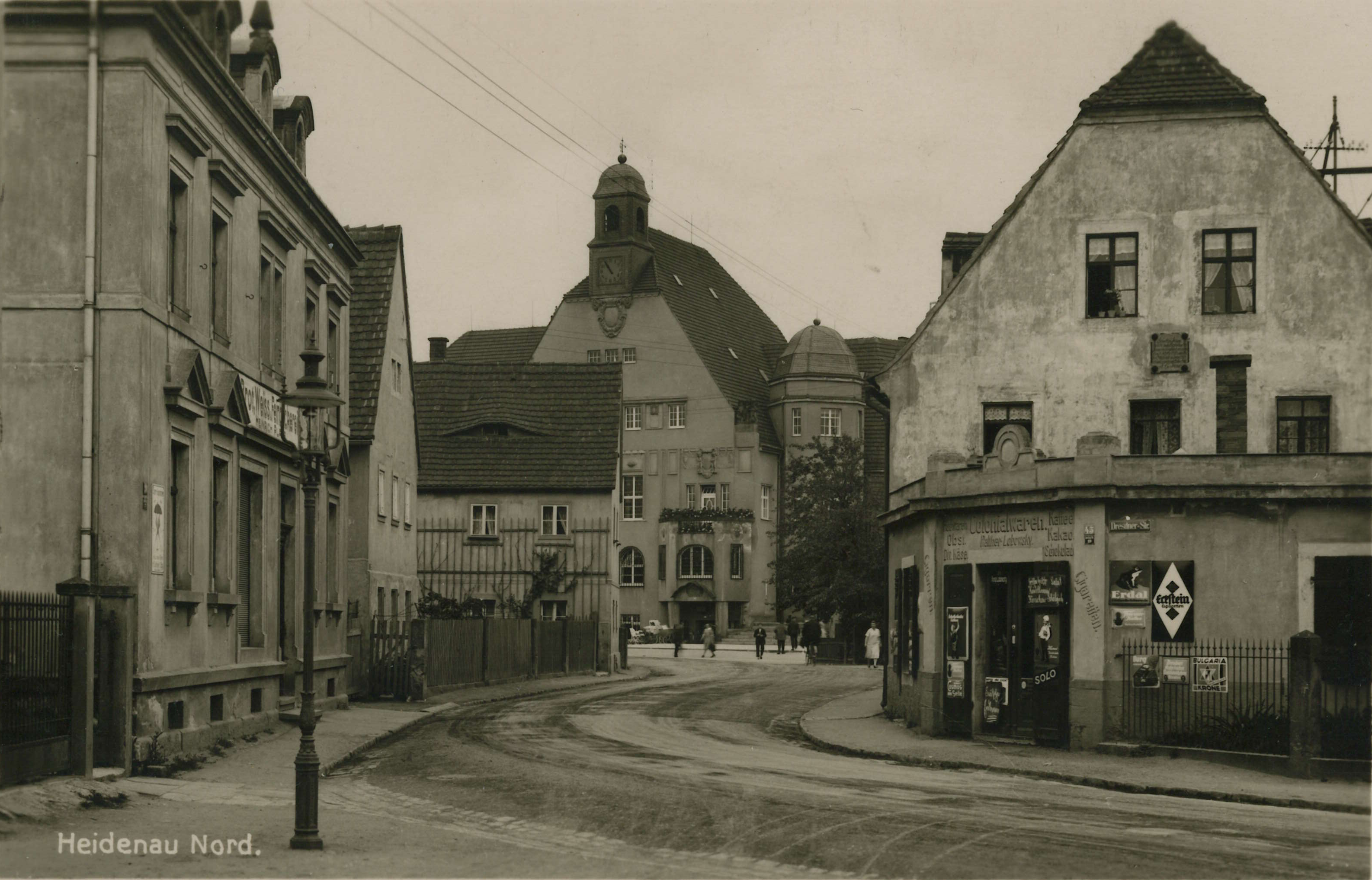Bild vergrößern: Bildseite einer Ansichtskarte, Motiv: Dresdner Straße im Bereich des Luther-Denkmals in nördliche Richtung, um 1930, Fotograf: unbekannt