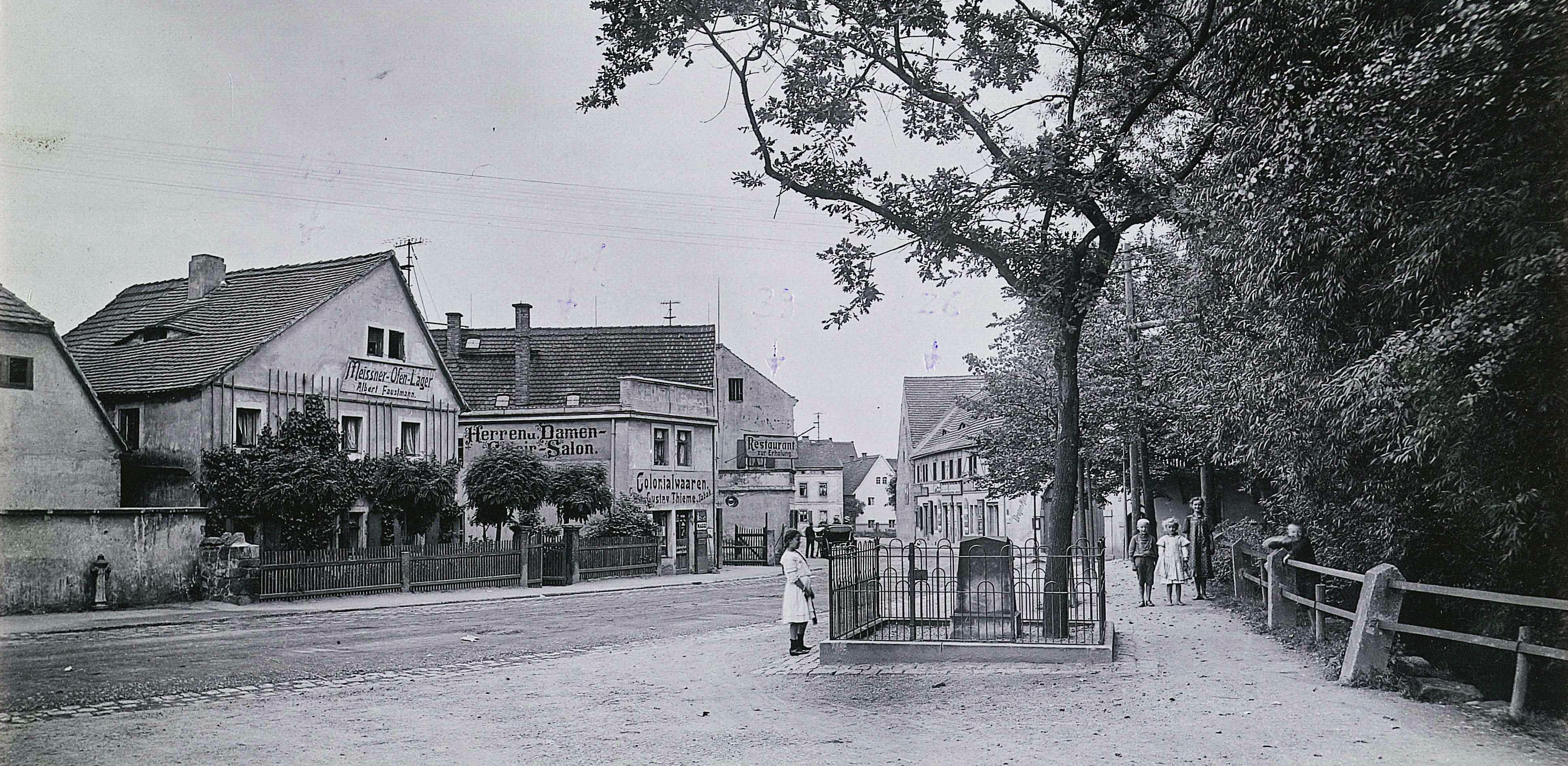 Bild vergrößern: Fotografie, Motiv: Dresdner Straße im Bereich des Luther-Denkmals in nordöstliche Richtung, um 1910, Fotograf: unbekannt