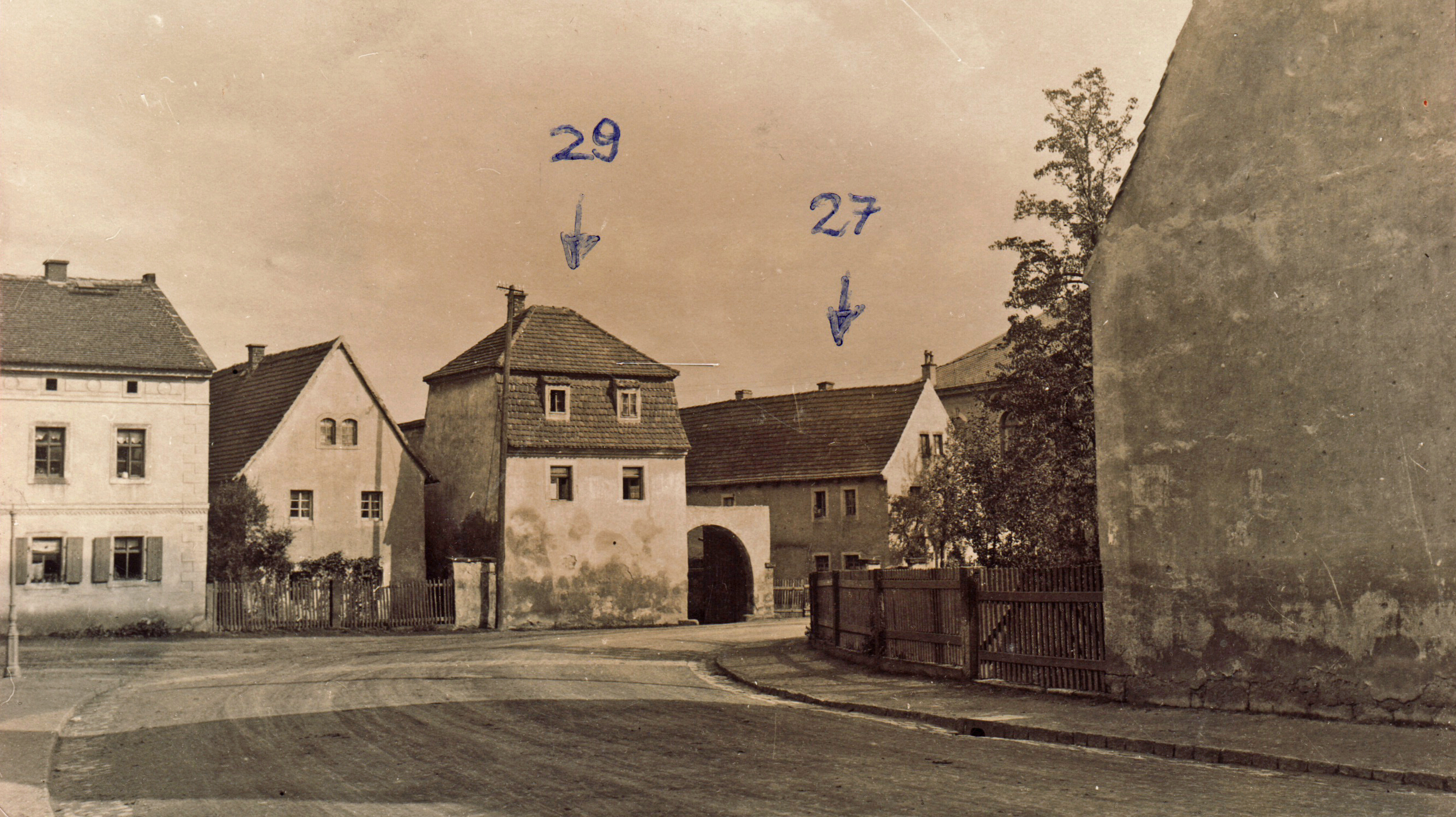Bild vergrößern: Fotografie, Motiv: Dresdner Straße im Bereich der Drogenmühle in östliche Richtung, ca. 1925/30, Fotograf: unbekannt