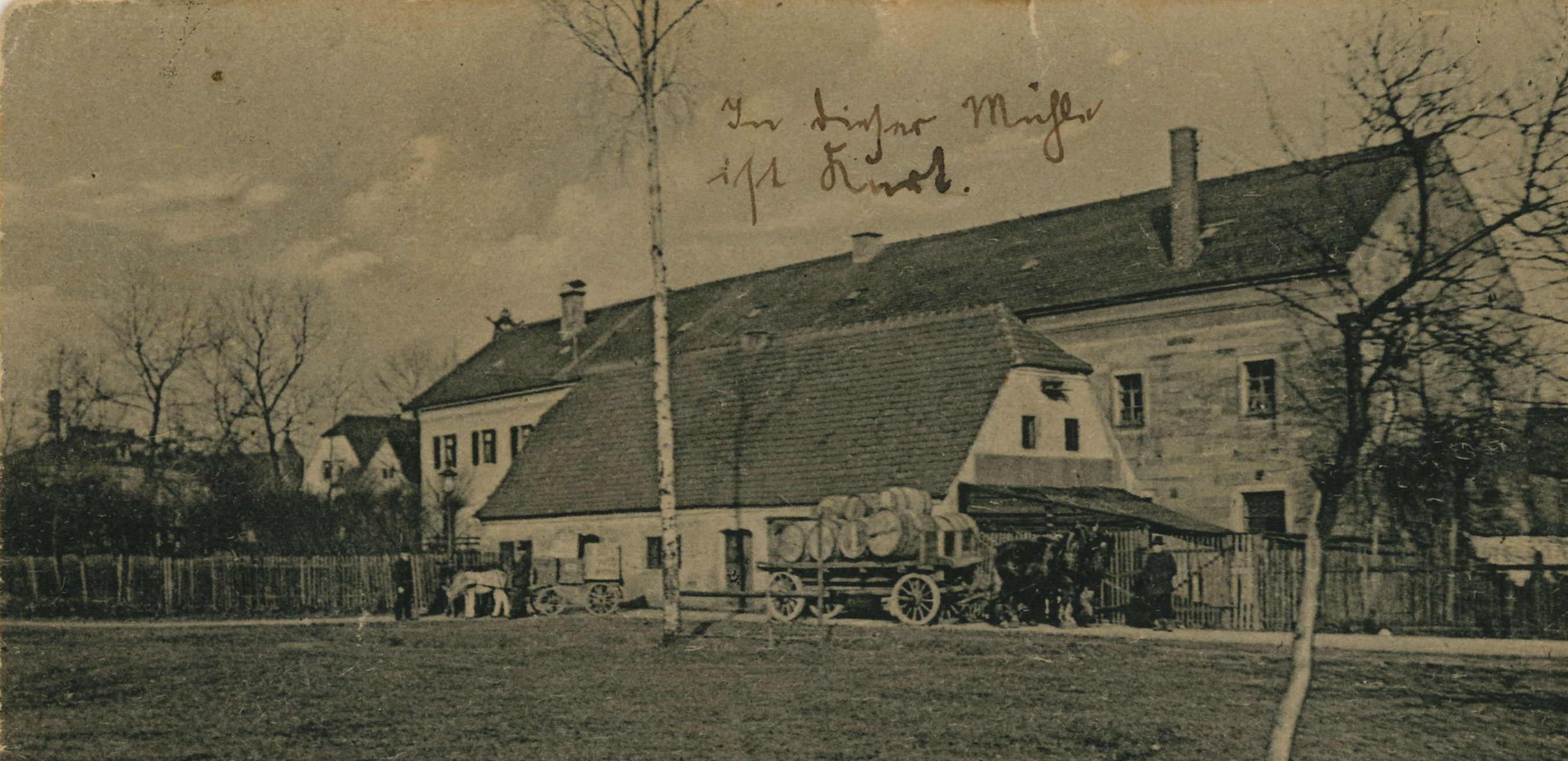 Bild vergrößern: Bildseite einer Ansichtskarte, Motiv: Seitenansicht der Drogenmühle mit Nebengebäude, ca. 1910/15, Fotograf: unbekannt