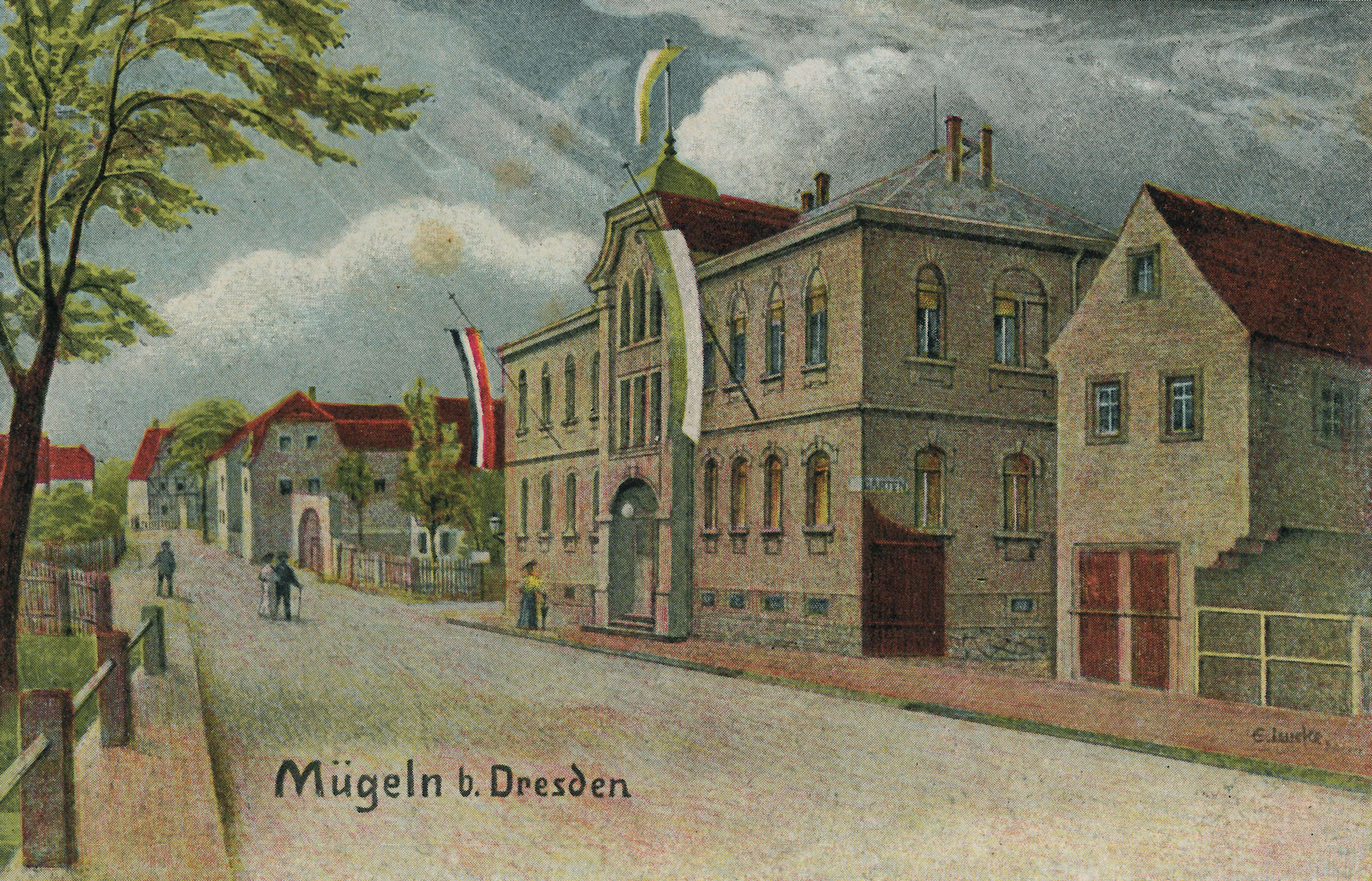 Bild vergrößern: Bildseite einer Ansichtskarte, Motiv: Dresdner Straße im Bereich des Gasthofs zu Mügeln (zuletzt Kulturhaus Aufbau) in nördliche Richtung, ca. 1900/05, Fotograf: unbekannt (die Darstellung zeigt eine Malerei von »E. Lurcke« (Name unleserlich), die als Grundlage für diese Ansichtskarte diente)