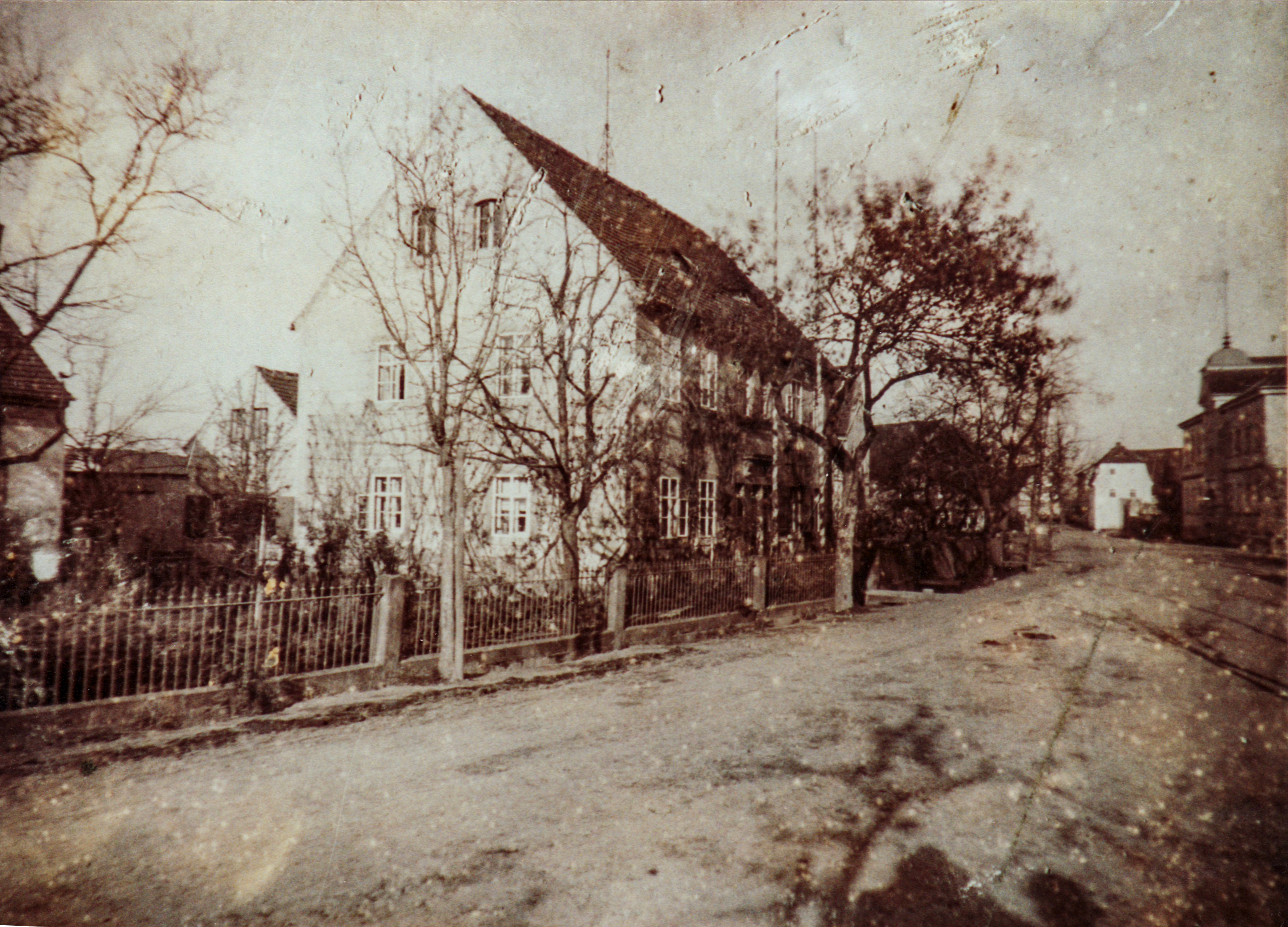 Bild vergrößern: Fotografie, Motiv: Dresdner Straße im Bereich der Schlosserei Näke in nördliche Richtung, um 1900, Fotograf: unbekannt