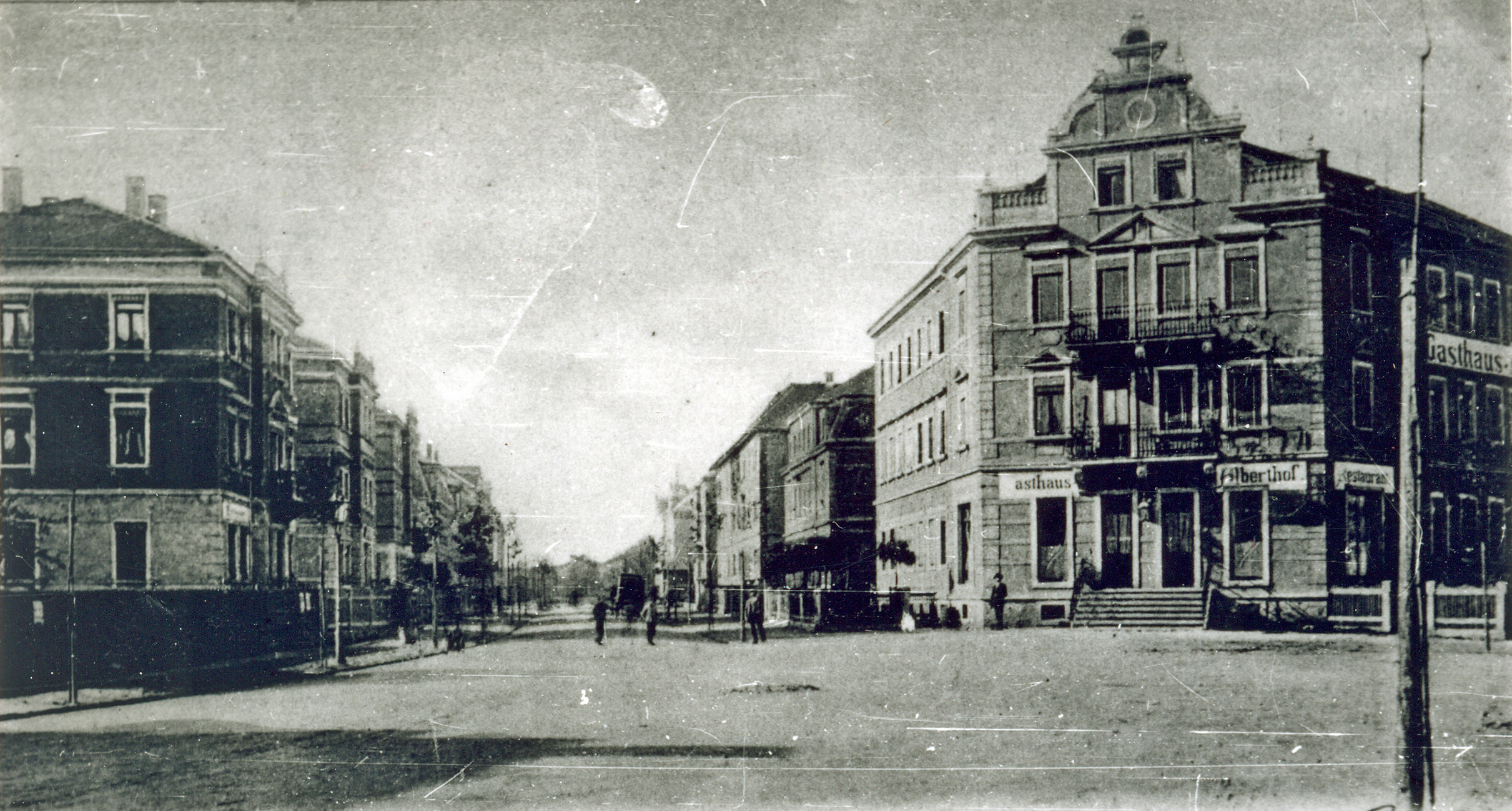 Bild vergrößern: Bildseite einer Ansichtskarte, Motiv: Albertstraße (heute Haeckelstraße) von der Dresdner Straße aus in südwestliche Richtung, um 1900, Fotograf: unbekannt