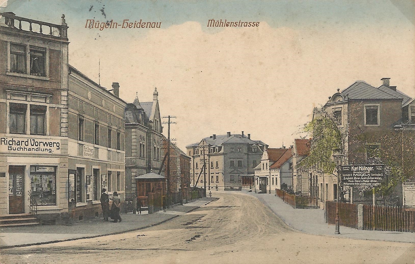 Bild vergrößern: Kolorierte Bildseite einer Ansichtskarte, Motiv: Mühlenstraße von der Dresdner Straße aus in westliche Richtung, um 1915, Fotograf: unbekannt