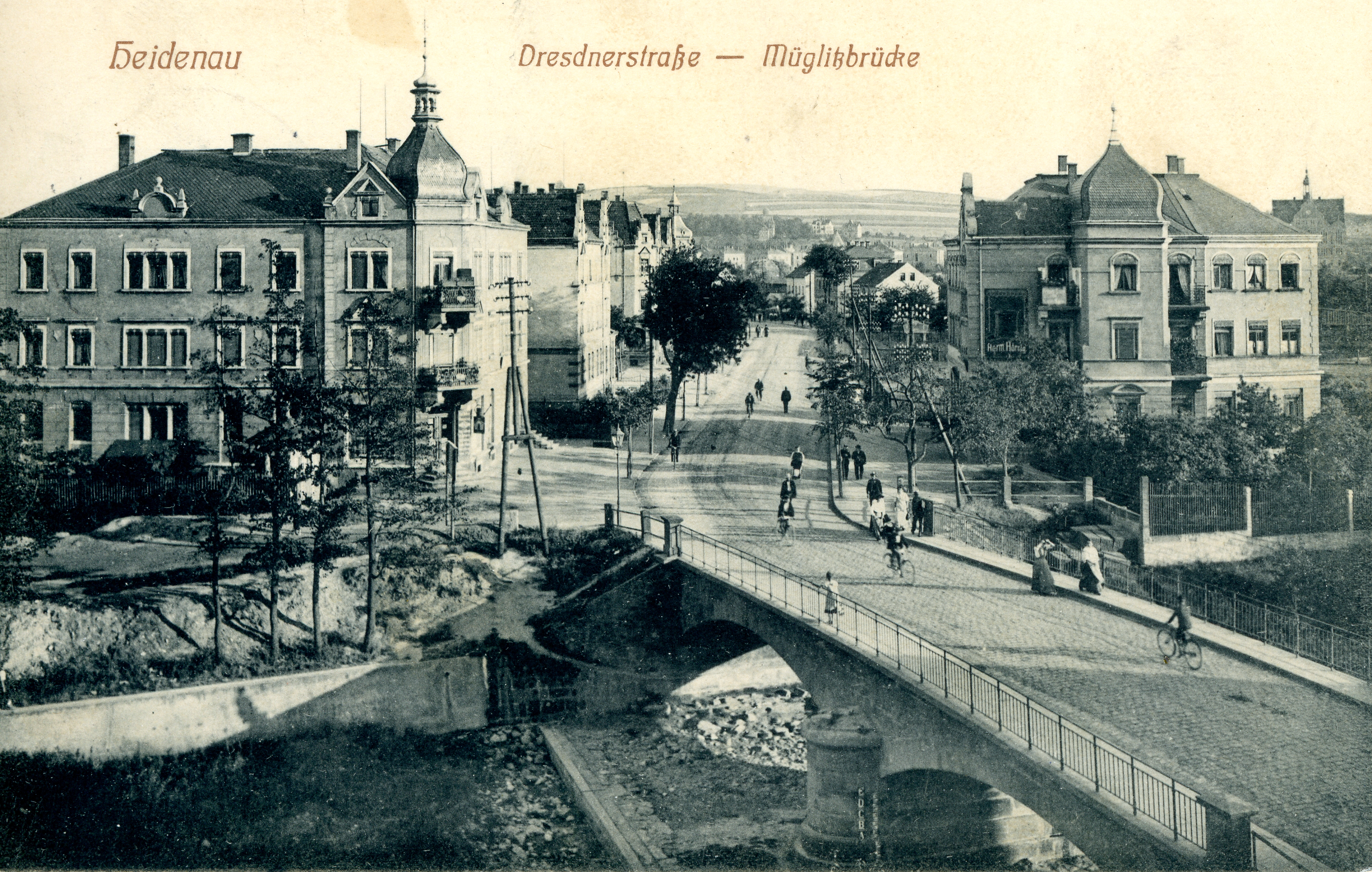 Bild vergrößern: Bildseite einer Ansichtskarte, Motiv: Müglitzbrücke (heute Max-Walther-Brücke) und Pirnaer Straße in südliche Richtung, um 1910, Fotograf: unbekannt