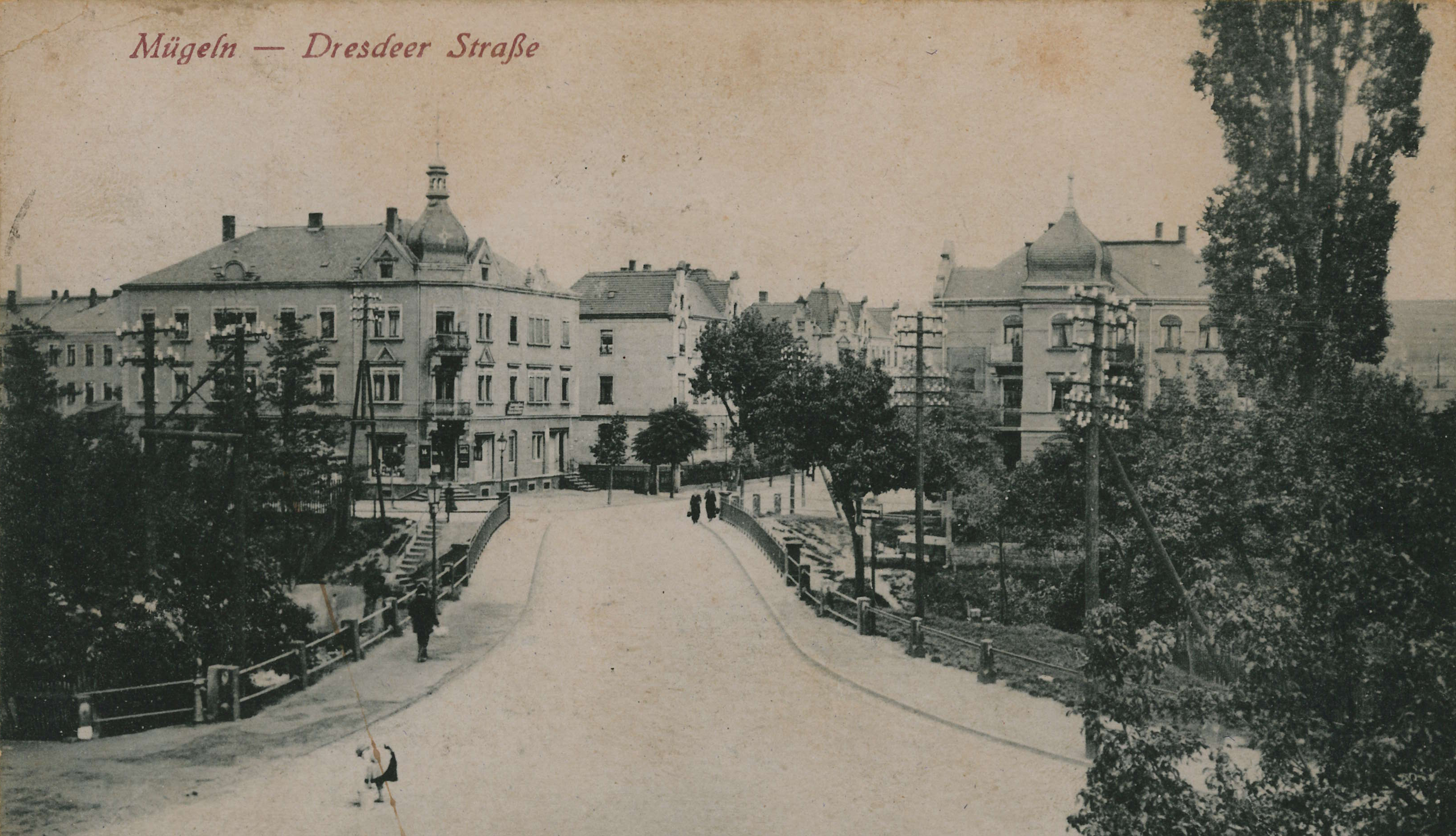 Bild vergrößern: Bildseite einer Ansichtskarte, Motiv: Müglitzbrücke (heute Max-Walther-Brücke) und Dresdner Straße in südliche Richtung, ca. 1915/20, Fotograf: unbekannt