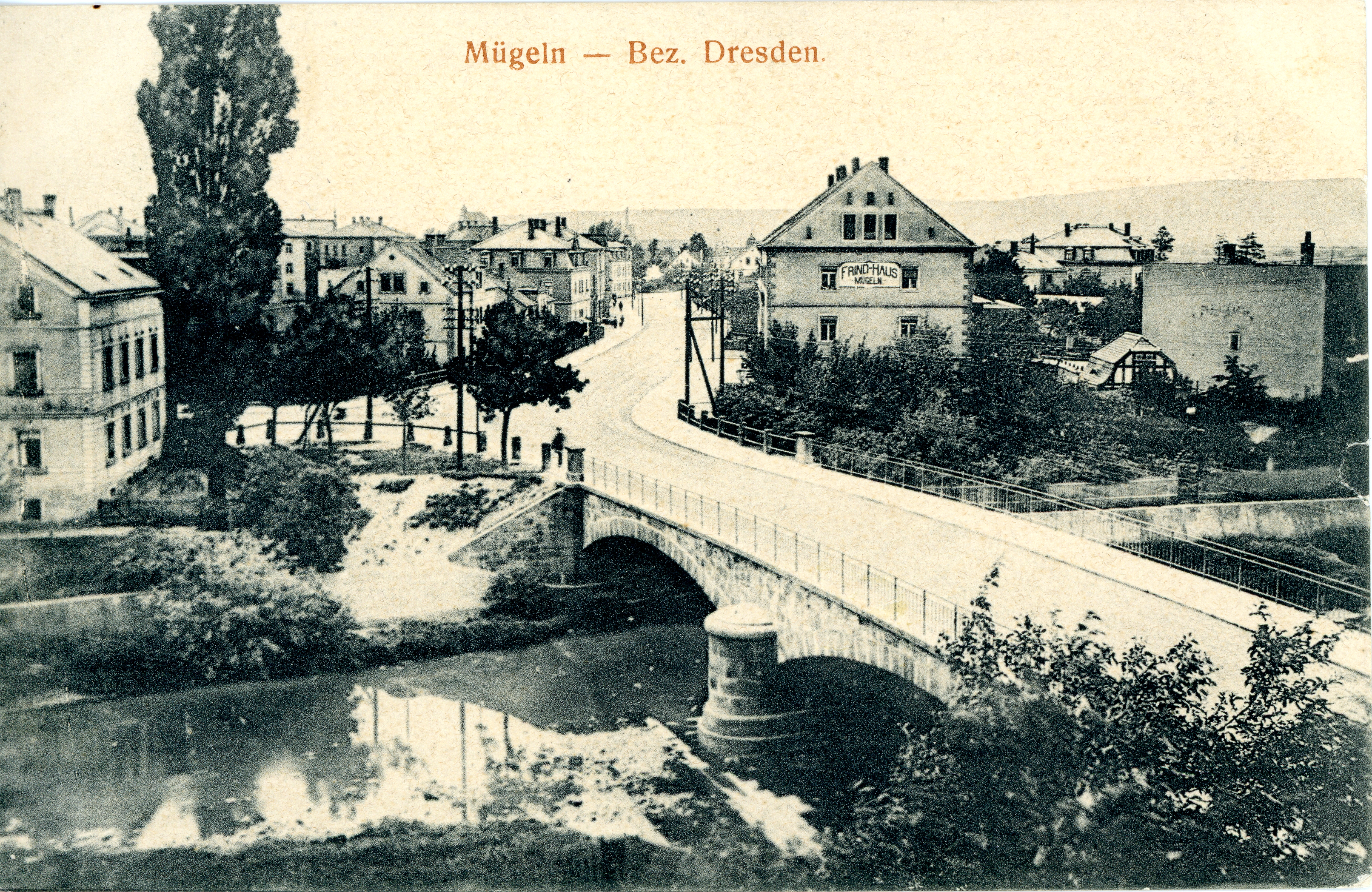 Bild vergrößern: Bildseite einer Ansichtskarte, Motiv: Müglitzbrücke (heute Max-Walther-Brücke) und Dresdner Straße in nördliche Richtung, um 1915, Fotograf: unbekannt