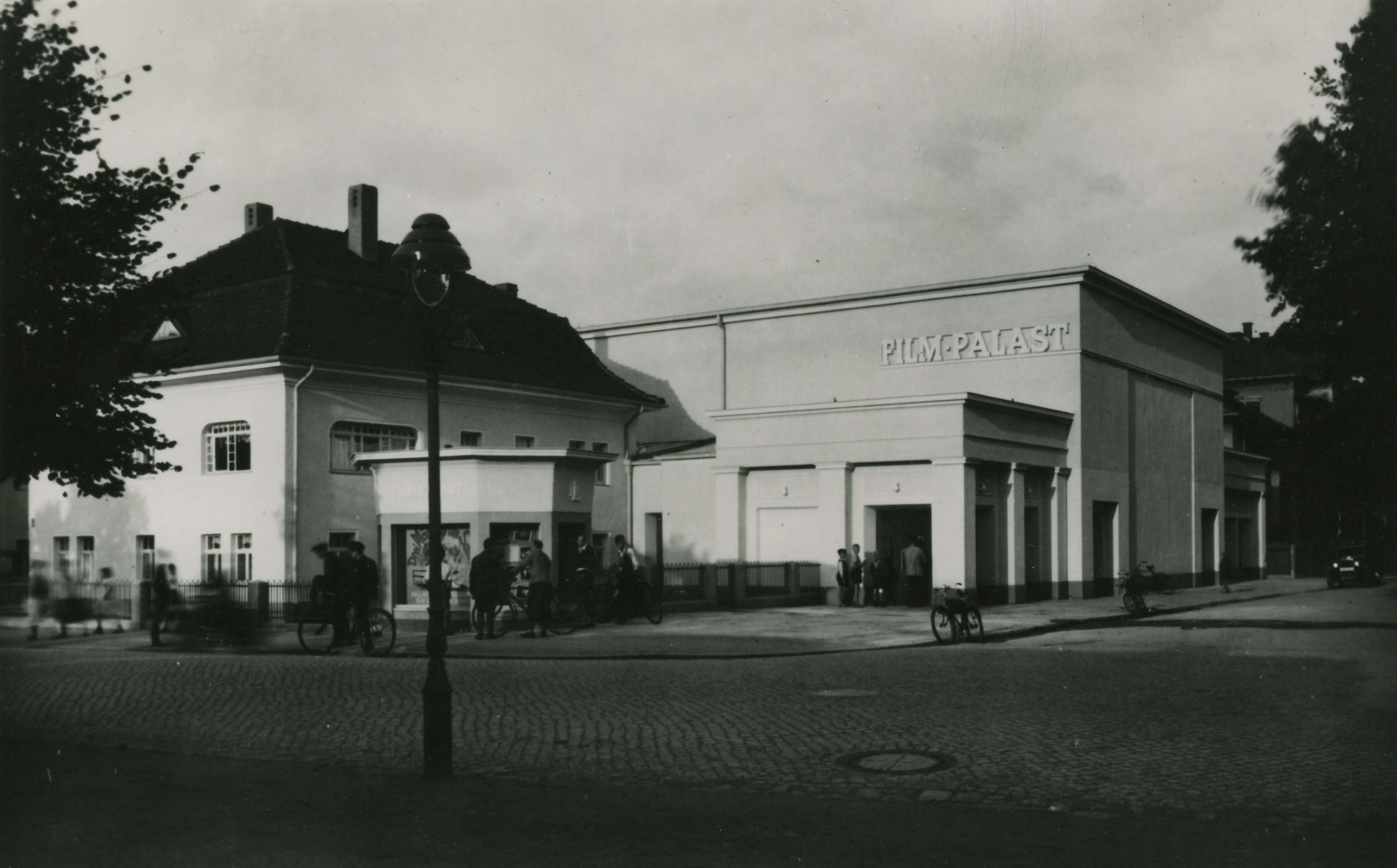 Bild vergrößern: Fotografie, Motiv: Film-Palast, um 1940, Fotograf: unbekannt