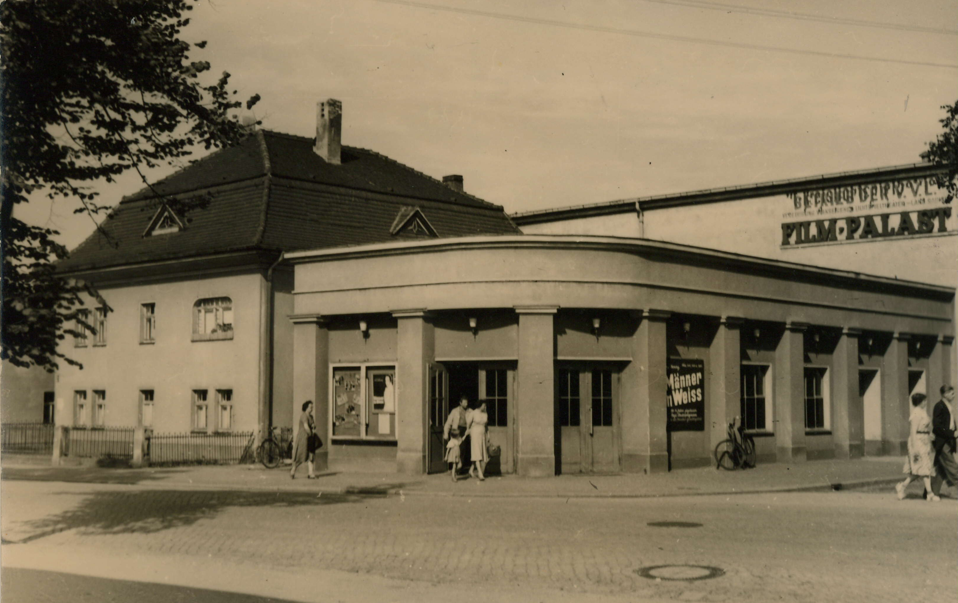 Bild vergrößern: Bildseite einer Ansichtskarte, Motiv: Film-Palast, 1958, Fotograf: unbekannt