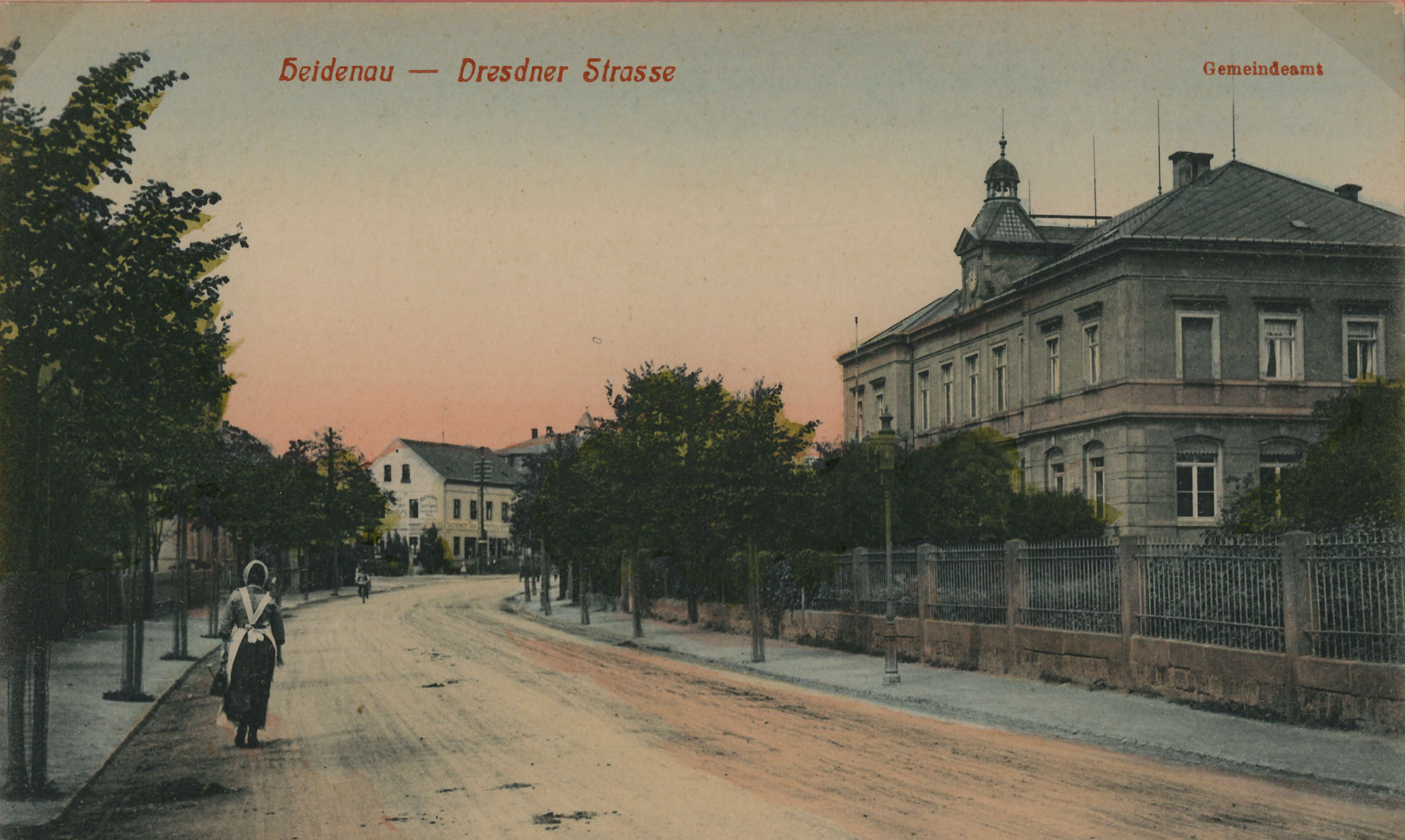 Bild vergrößern: Kolorierte Bildseite einer Ansichtskarte, Motiv: Dresdner Straße (heute Pirnaer Straße) im Bereich des früheren Gemeindeamtes in nordwestliche Richtung, um 1915, Fotograf: unbekannt