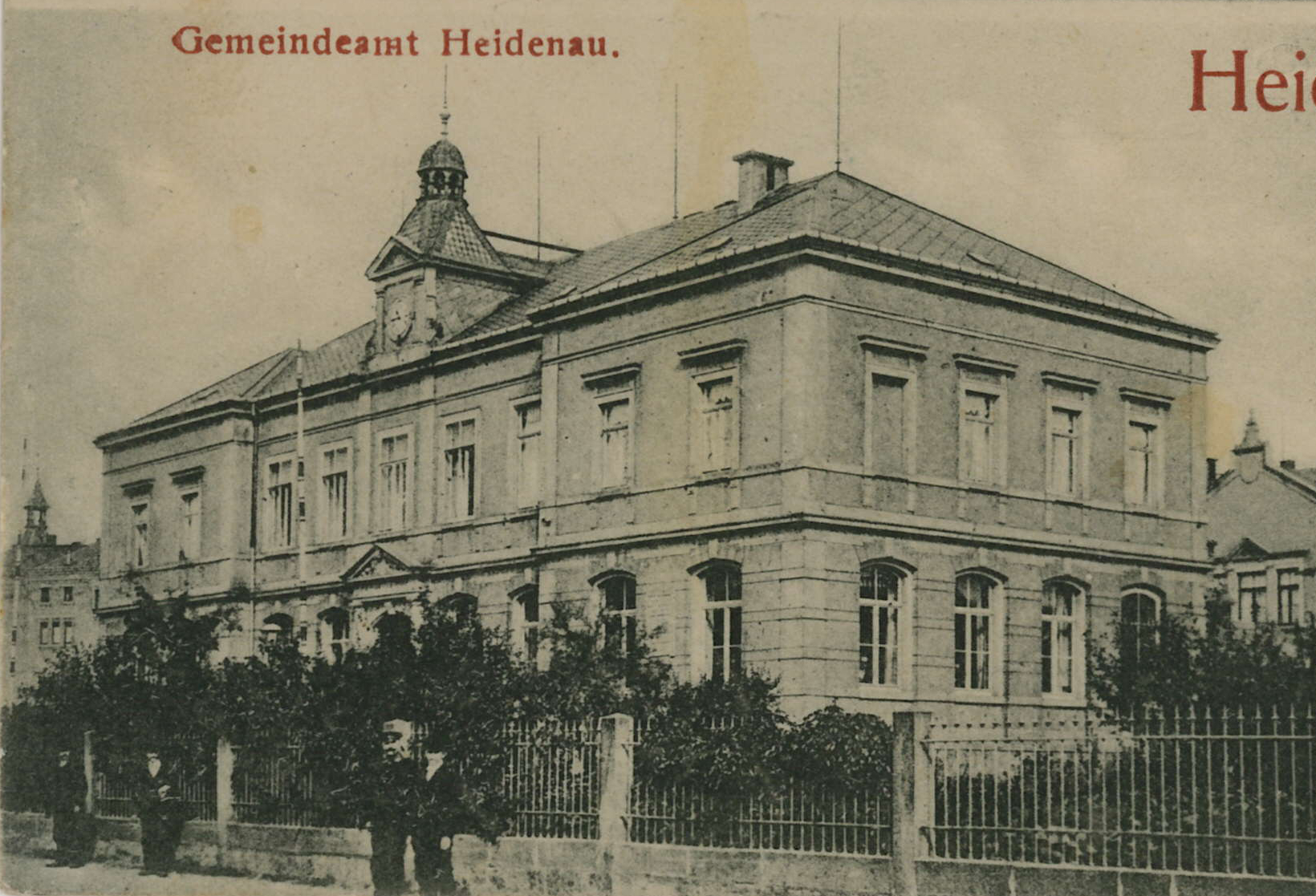 Bild vergrößern: Detail der Bildseite einer Ansichtskarte, Motiv: Gemeindeamt in Heidenau, um 1905, Fotograf: unbekannt