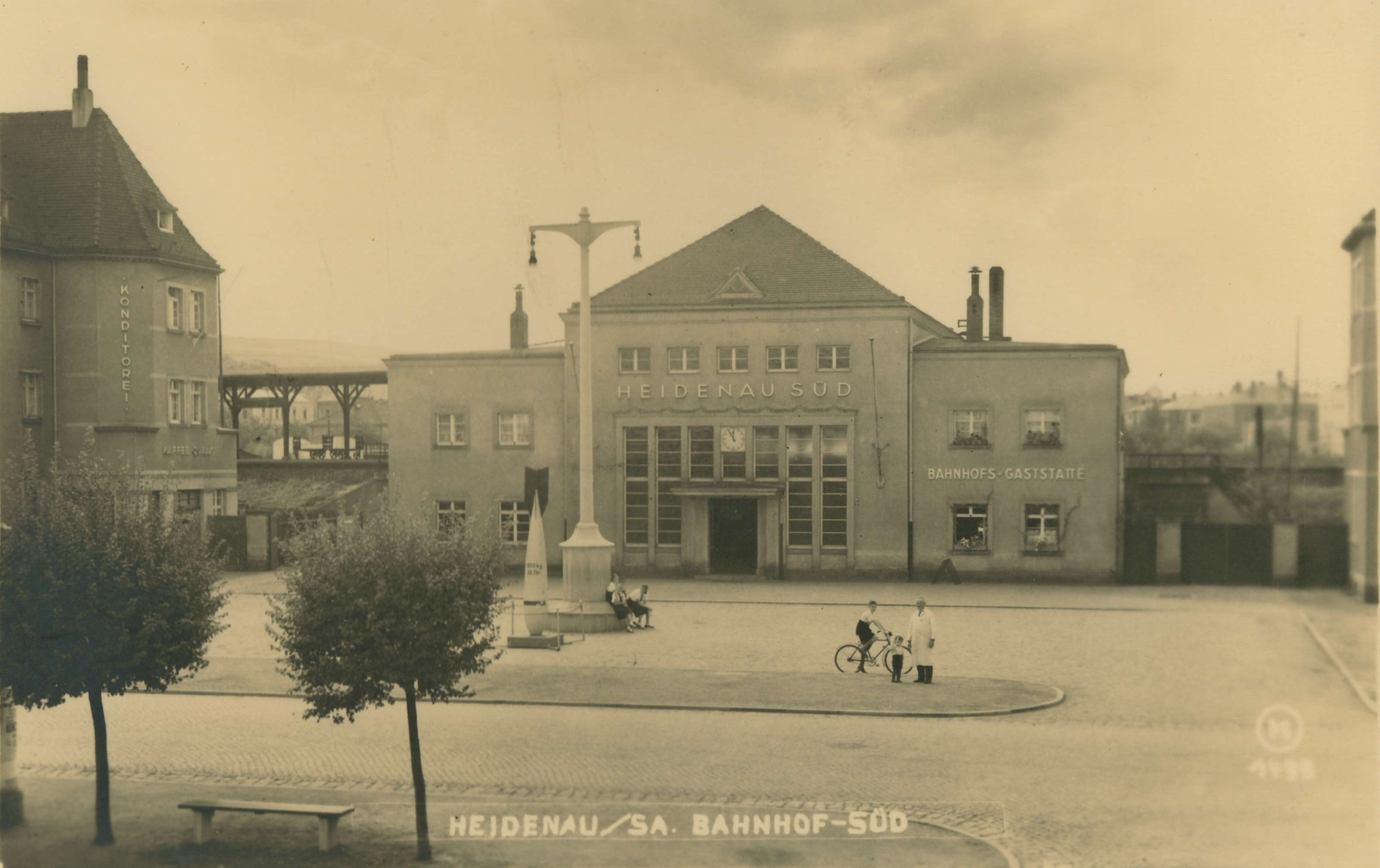 Bild vergrößern: Bildseite einer Ansichtskarte, Motiv: Bahnhof Heidenau-Süd, um 1940, Fotograf: unbekannt