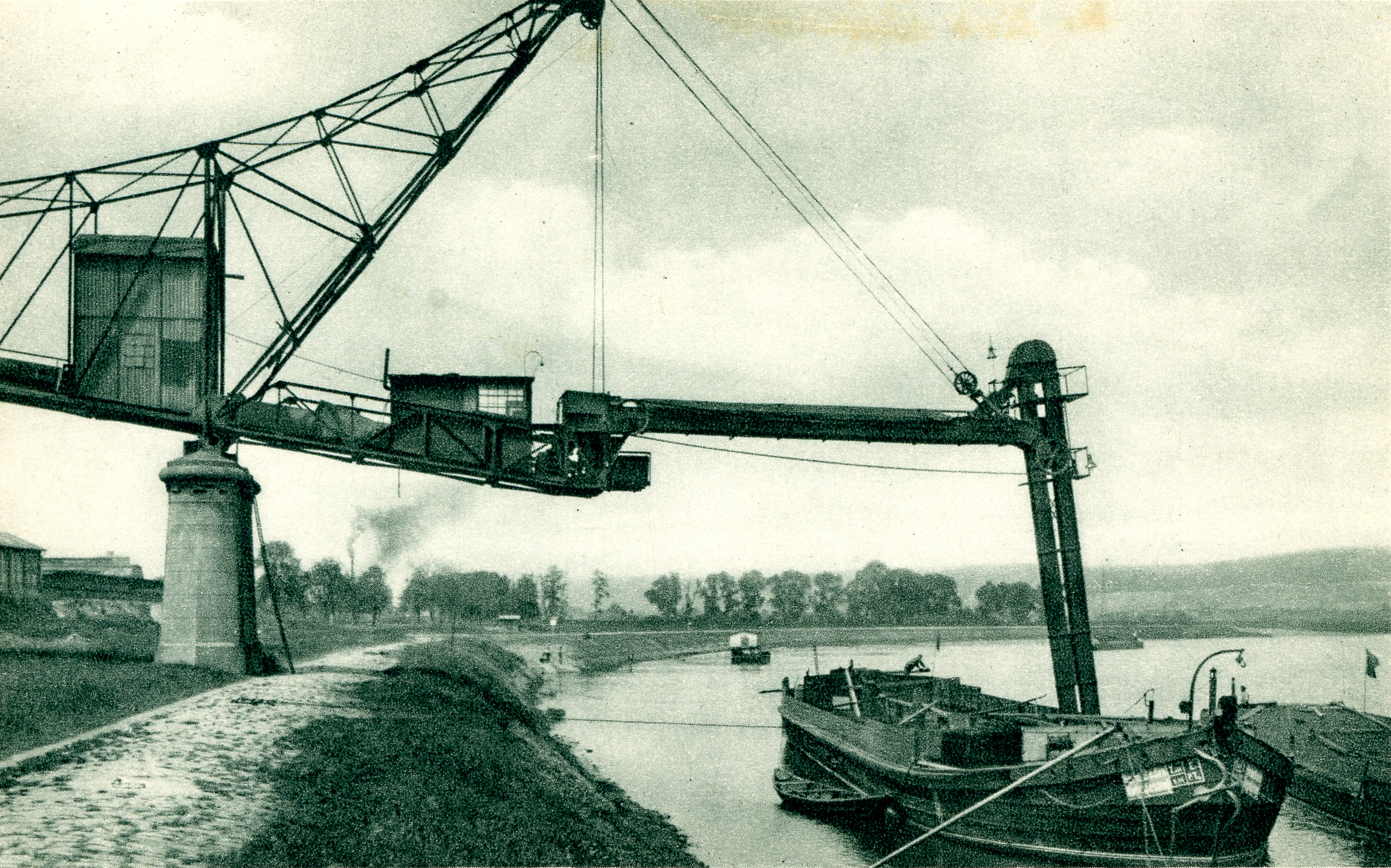 Bild vergrößern: Bildseite einer Ansichtskarte, Motiv: Entladehilfe der Papierfabrik an der Elbe, ca. 1925/30, Fotograf: unbekannt