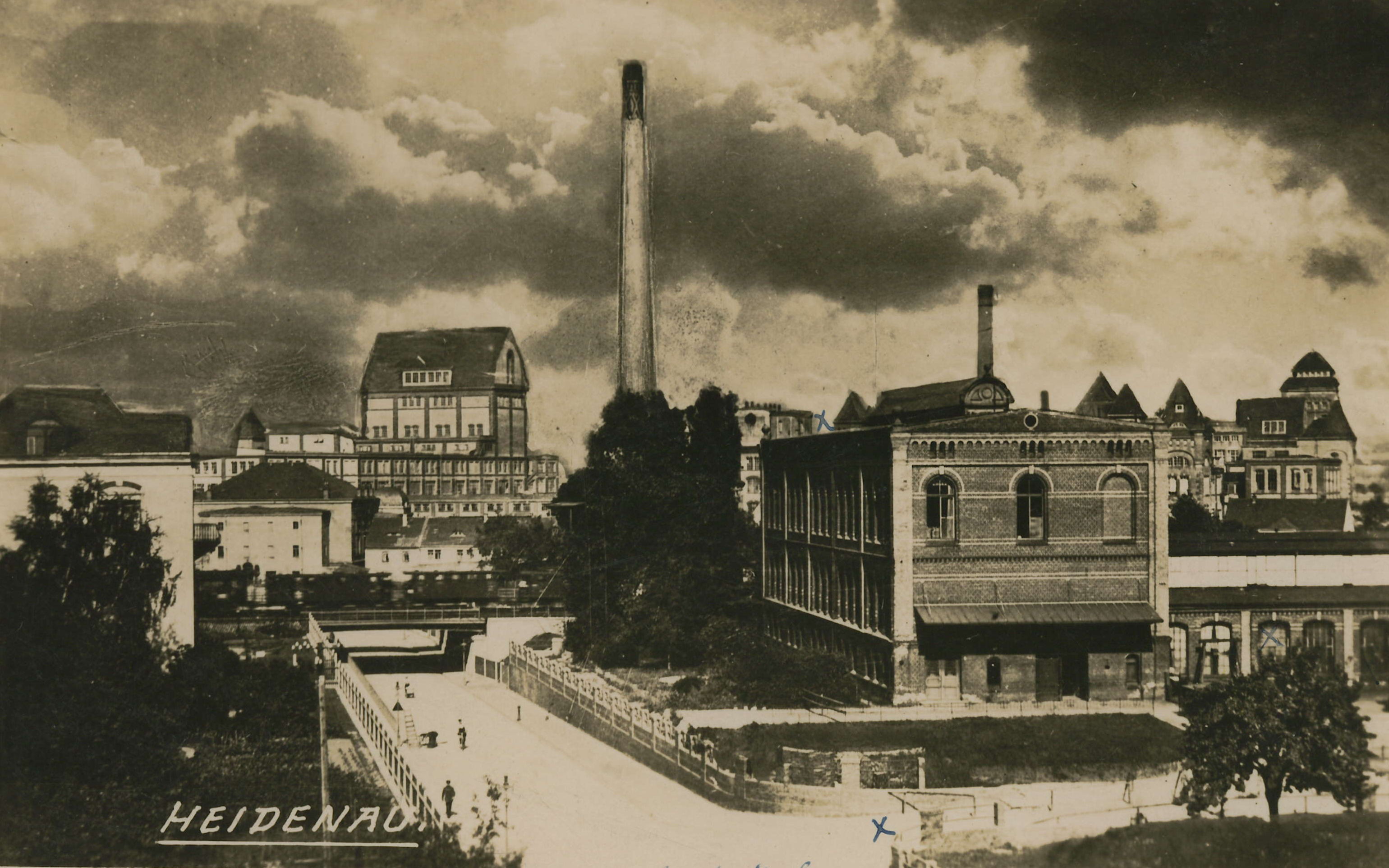 Bild vergrößern: Bildseite einer Ansichtskarte, Motiv: Erich-Harlan-Straße (heute Geschwister-Scholl-Straße) im Bereich der Rockstroh-Werke in nordöstliche Richtung, ca. 1920/25, Fotograf: unbekannt