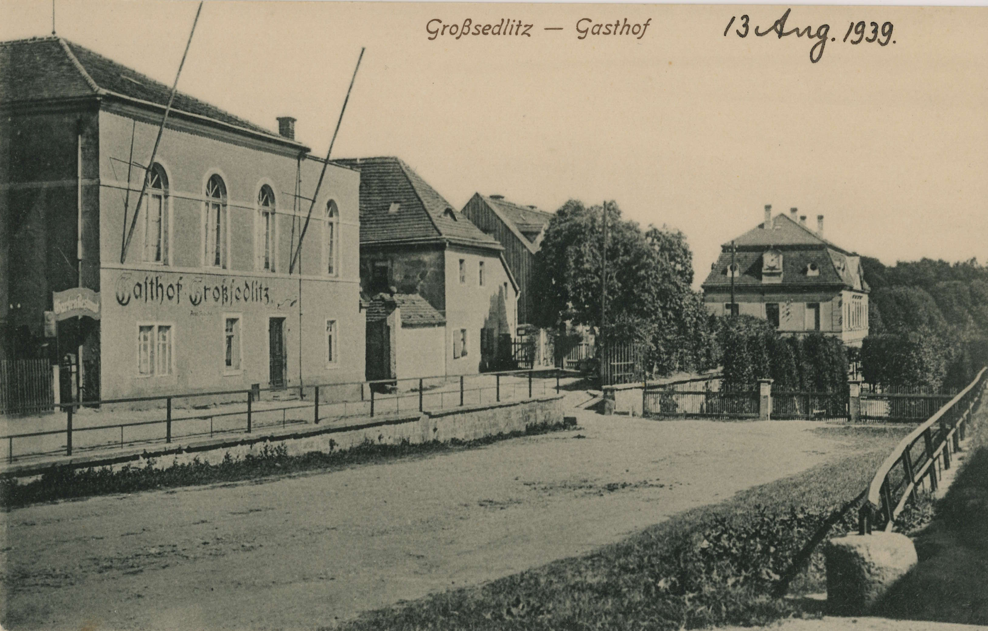 Bild vergrößern: Bildseite einer Ansichtskarte, Motiv: Parkstraße im Bereich des Gasthofs Großsedlitz in südöstliche Richtung, ca. 1920/25, Fotograf: unbekannt