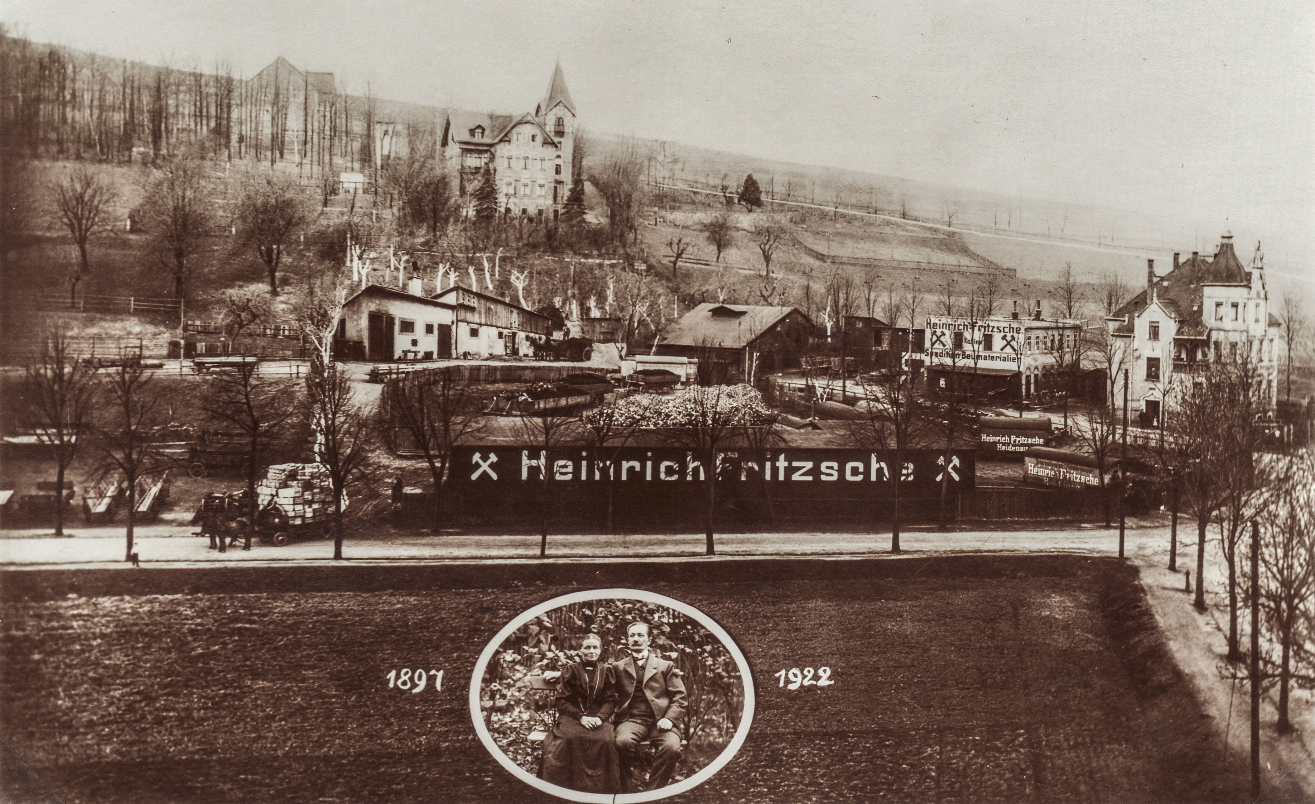 Bild vergrößern: Bildseite einer Ansichtskarte, Motiv: Firma Fritzsche an der Waldstraße, 1899, Fotograf: unbekannt