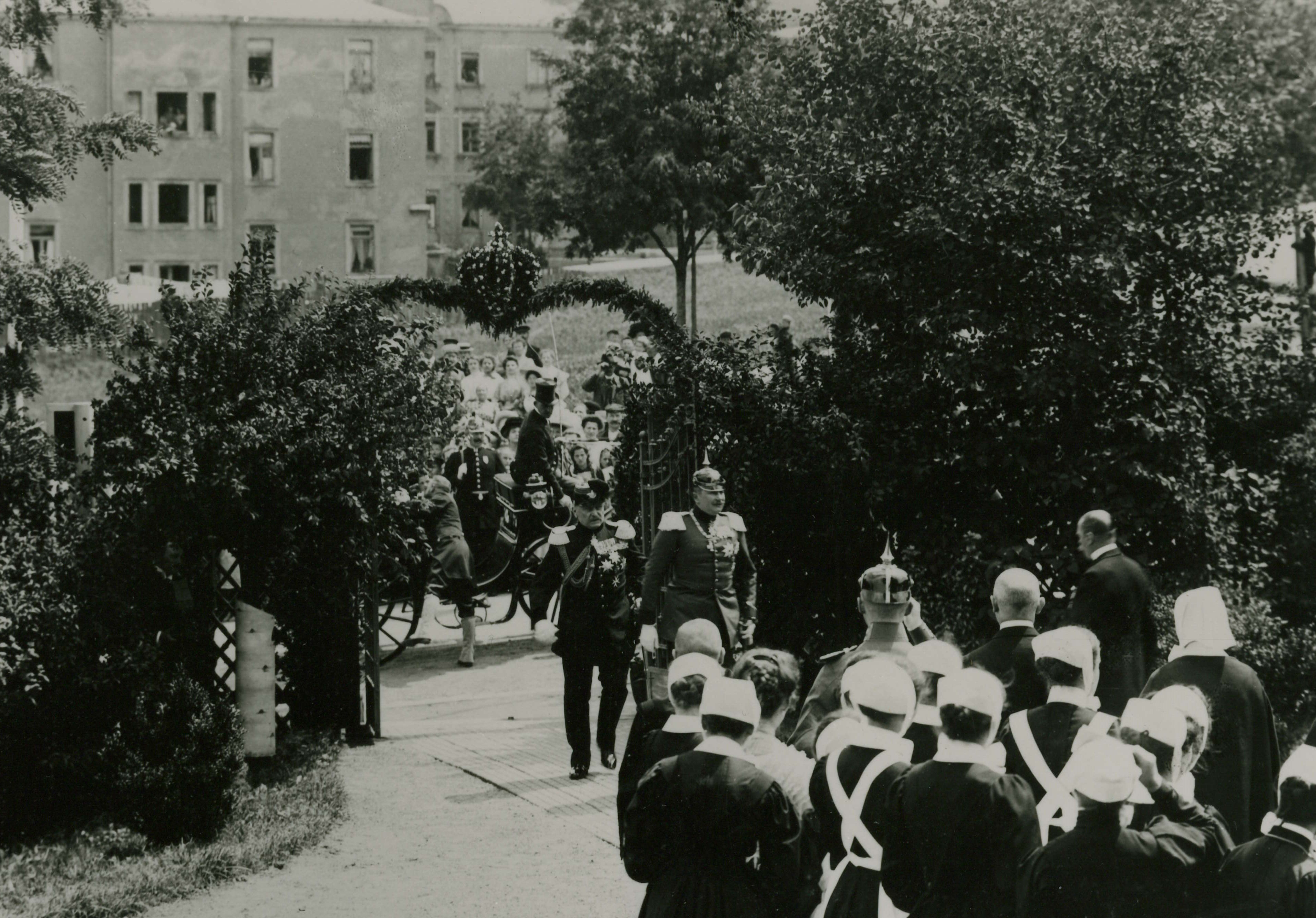 Bild vergrößern: Fotografie, Motiv: Besuch des sächsischen Königs (Bildmitte) im Johanniter-Krankenhaus (heute Johanniter-Stift Dohna), 1906, Fotograf: unbekannt