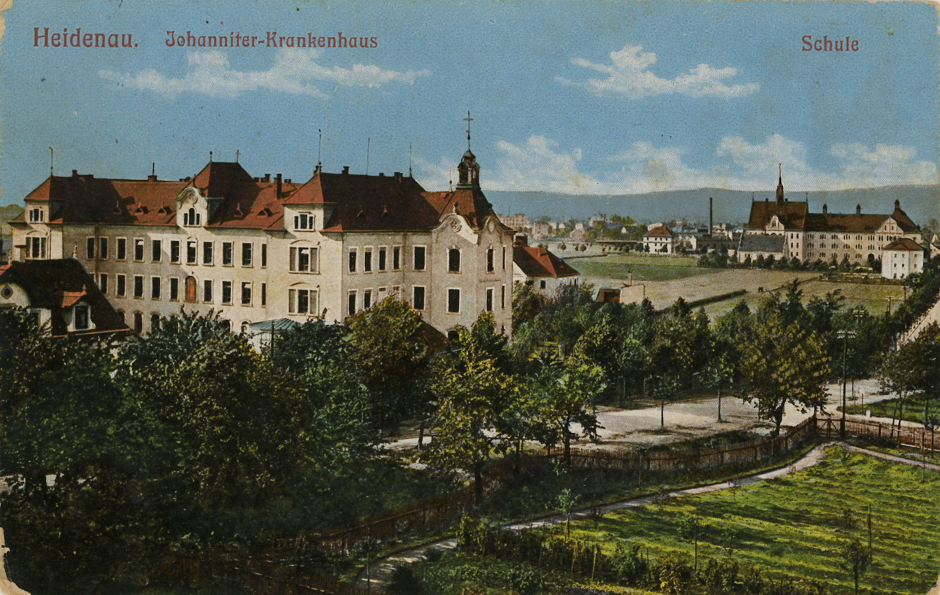 Bild vergrößern: Kolorierte Bildseite einer Ansichtskarte, Johanniter-Krankenhaus (heute Johanniter-Stift Dohna) und Schule in Heidenau (heute Pestalozzi-Gymnasium), ca. 1910/15, Fotograf: unbekannt