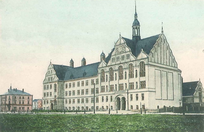 Bild vergrößern: Kolorierte Bildseite einer Ansichtskarte, Motiv: Schule in Heidenau (heute Pestalozzi-Gymnasium), um 1903, Fotograf: unbekannt
