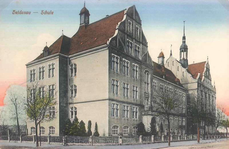 Bild vergrößern: Kolorierte Bildseite einer Ansichtskarte, Motiv: Schule in Heidenau (heute Pestalozzi-Gymnasium), ca. 1910/15, Fotograf: unbekannt