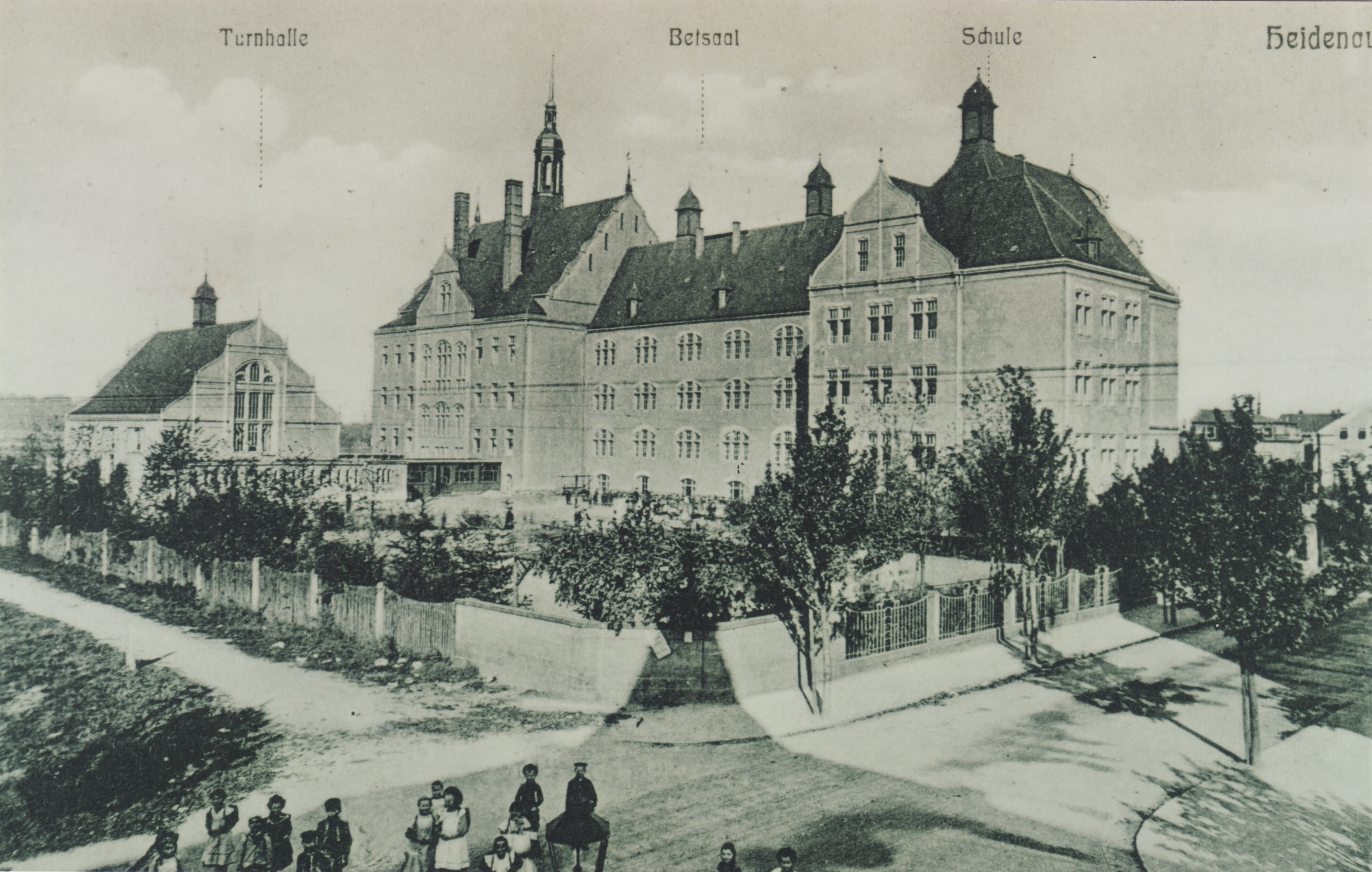 Bild vergrößern: Bildseite einer Ansichtskarte, Motiv: Schule in Heidenau (heute Pestalozzi-Gymnasium), um 1910, Fotograf: unbekannt